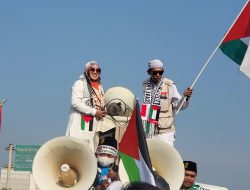 Viral ! Muslimah Cantik Kibarkan Bendera Palestina di Atas Mobil Komando Pesantren At Taqwa Saat Aksi Akbar Bela Palestina Cikarang