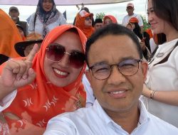 Anies Baswedan Ajak Berfoto Selfie Caleg Milenial Teti Lestari di Kampanye Terbuka Kabupaten Bekasi 