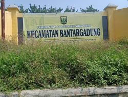 Camat Bantargadung Sukabumi Seolah Tutup Mata, Identitas Kantor Kecamatannya Hanya Menggunakan Spanduk