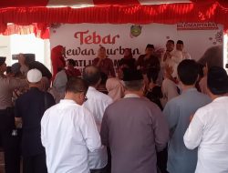 Tebar Hewan Qurban, Bupati Nina Agustina Makan Bersama dengan Masyarakat Indramayu