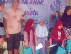 Tanda Cinta Kasih Frits Saikat Kepada Yatim-piatu Dhuafa Saat Hadiri Acara Muharram Di Yayasan Panti Asuhan Madinah Assyafinah Cibitung.