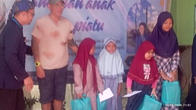 Tanda Cinta Kasih Frits Saikat Kepada Yatim-piatu Dhuafa Saat Hadiri Acara Muharram Di Yayasan Panti Asuhan Madinah Assyafinah Cibitung.