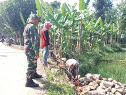 Babinsa Desa Tanjungsari Peltu Mariyono Koramil 0621-08 Cariu Ikut Awasi Pembangunan Dana Desa