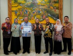 Bupati Nina Agustina Terima Anugerah Universal Health Coverage 99,9 Persen, Masyarakat Indramayu Diproteksi BPJS Kesehatan