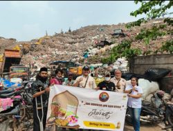 Jum’at Berkah, IWO Indonesia DPD Kota Bekasi Berbagi Nasi Bungkus Kepada Pemulung Di TPA Bantar Gebang Kota Bekasi